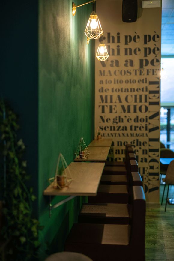 bar con arredi in stile industriale