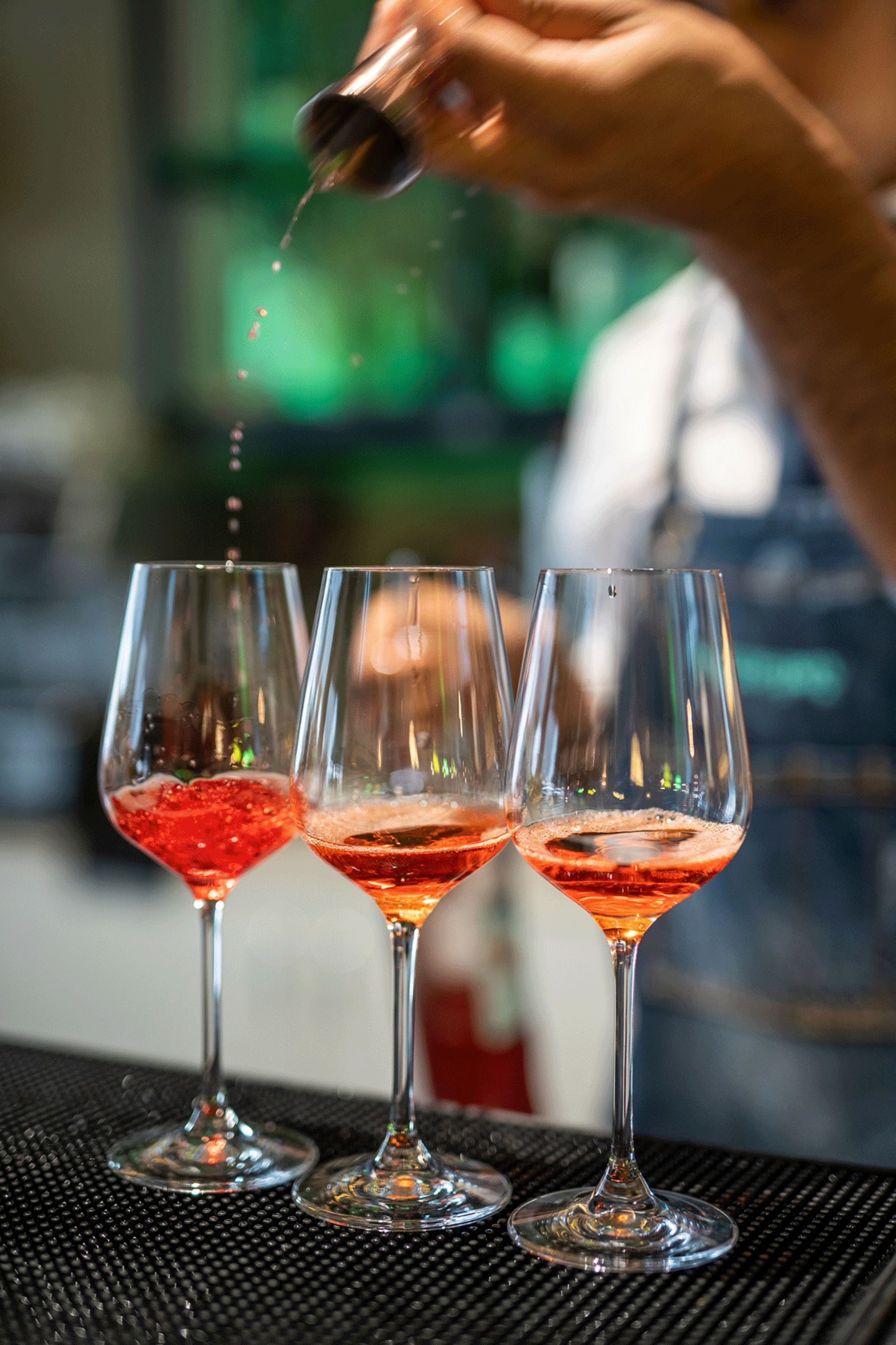 barman che prepara tre cocktail Temepay La Spezia