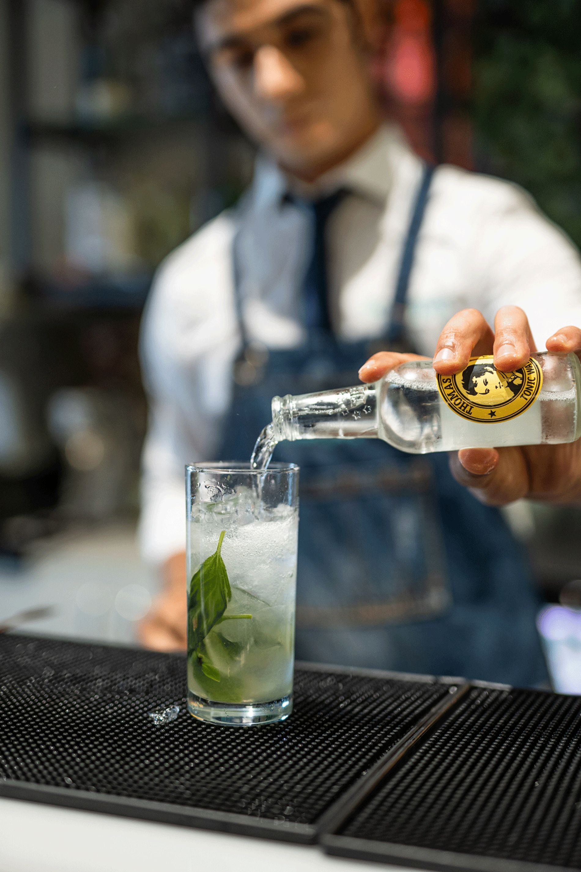 preparazione cocktail con menta Temepay La Spezia