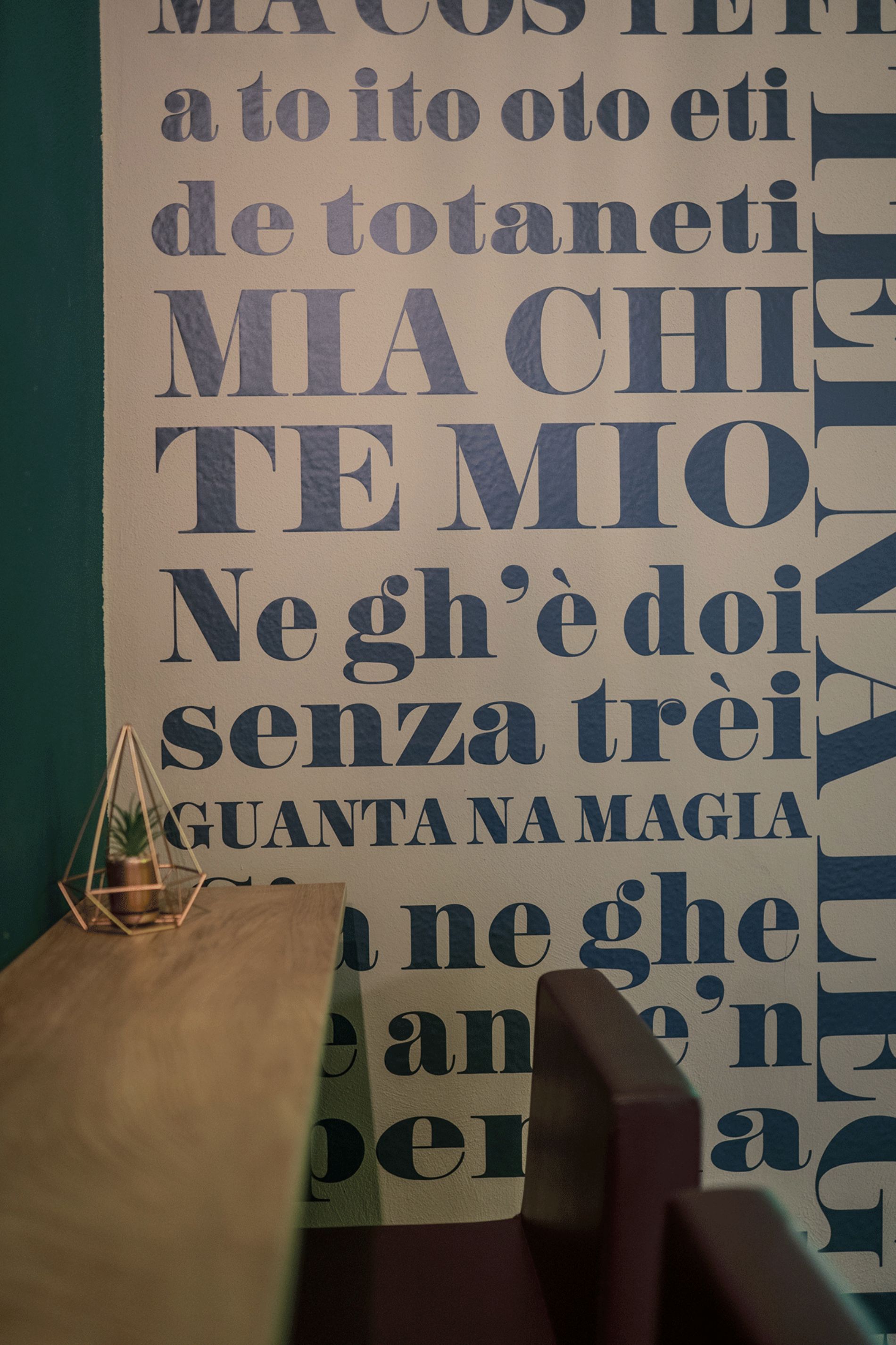 stampa sulla parete di un cocktail bar