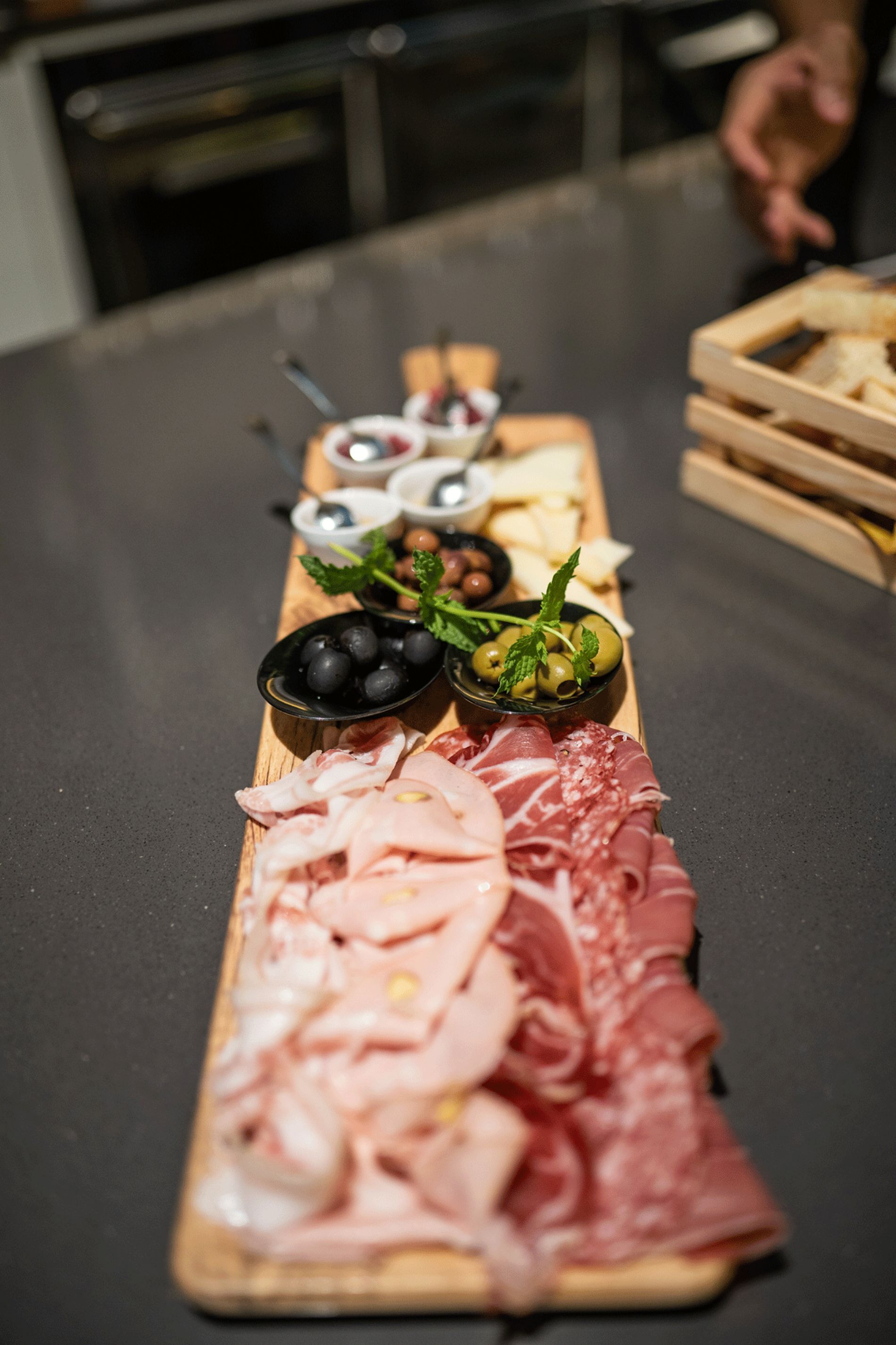 tagliere di salumi, formaggi e olive