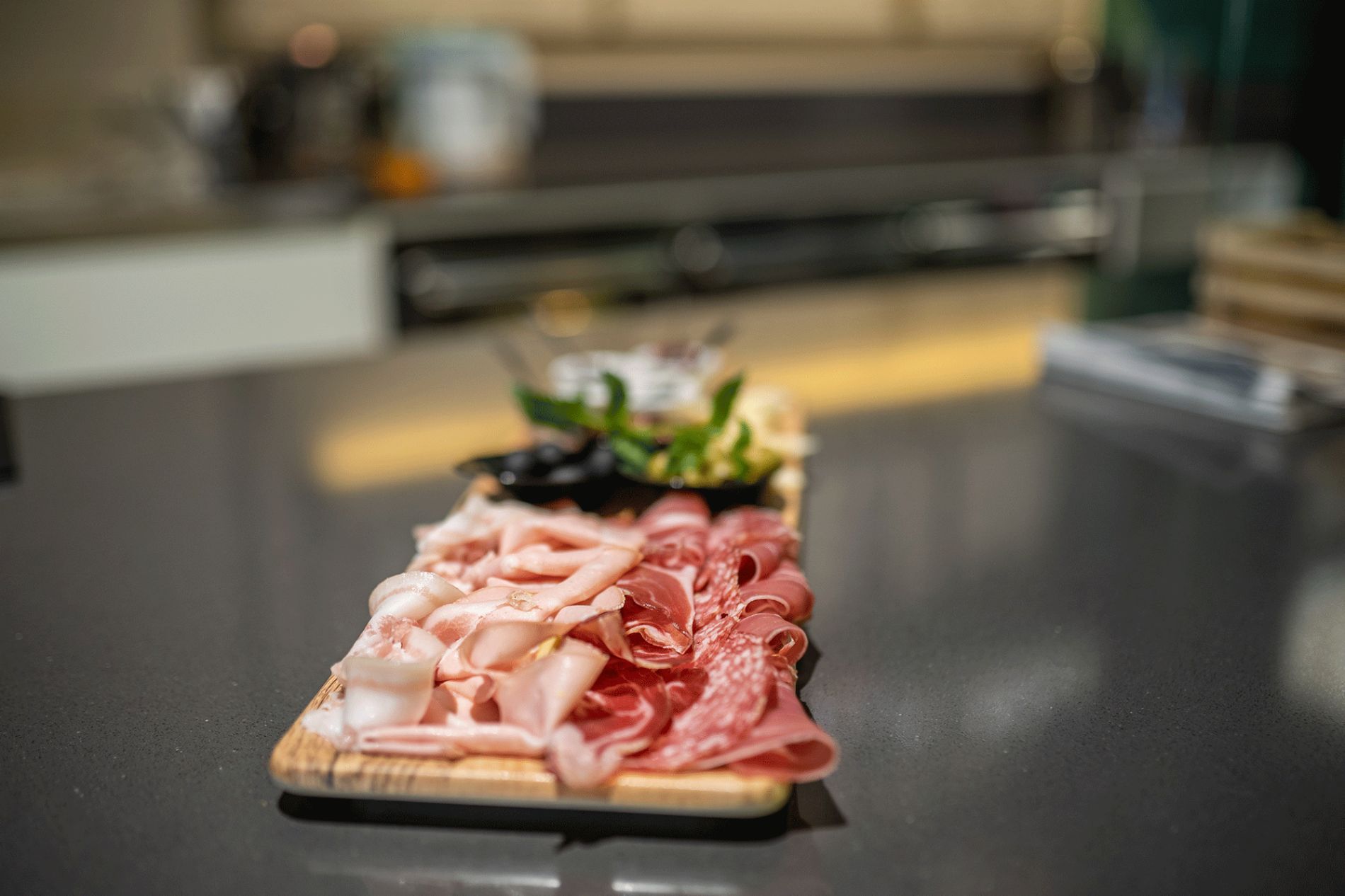 tagliere di salumi e olive