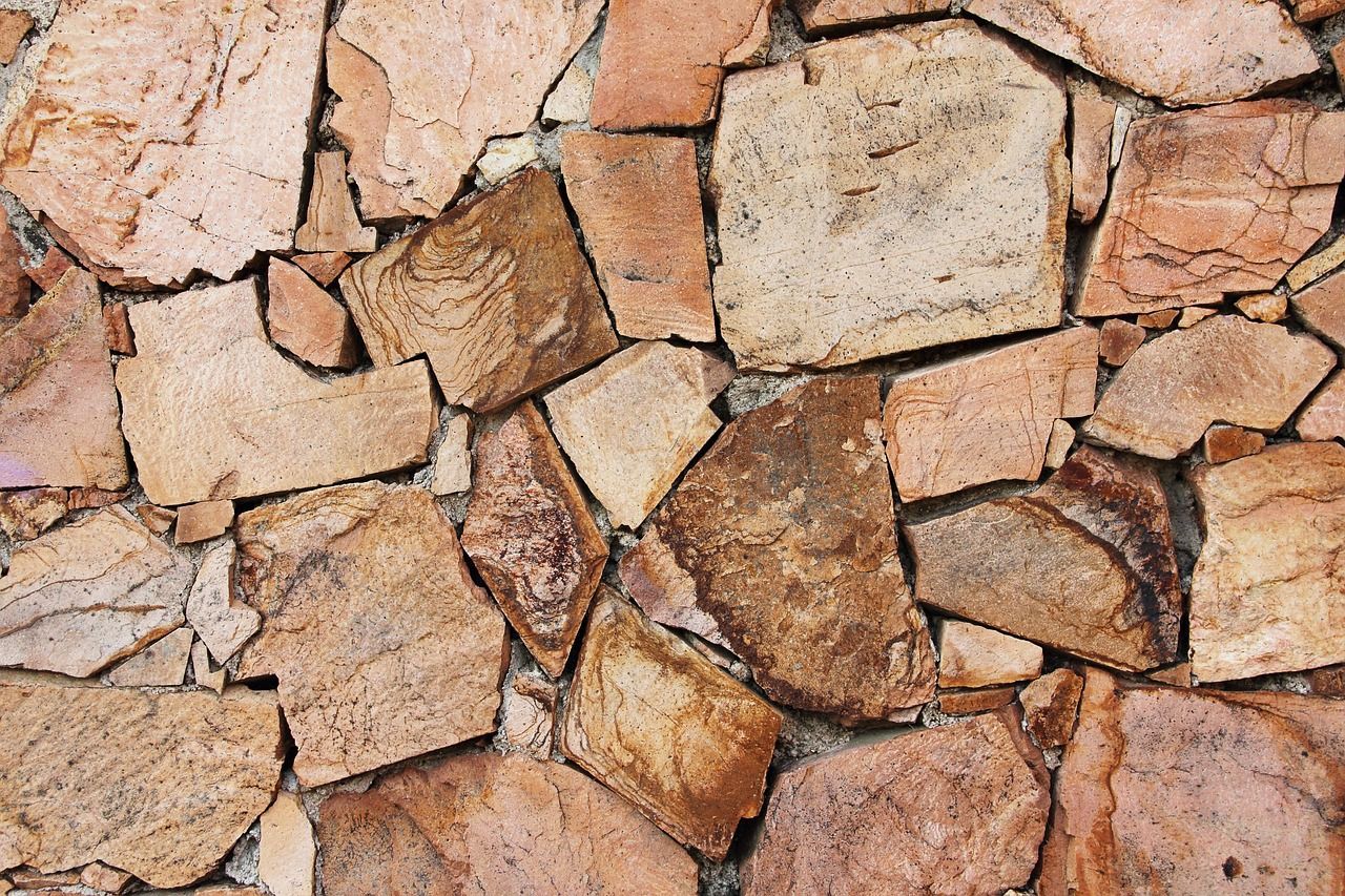 Wie installiere ich Naturstein an einer Wand