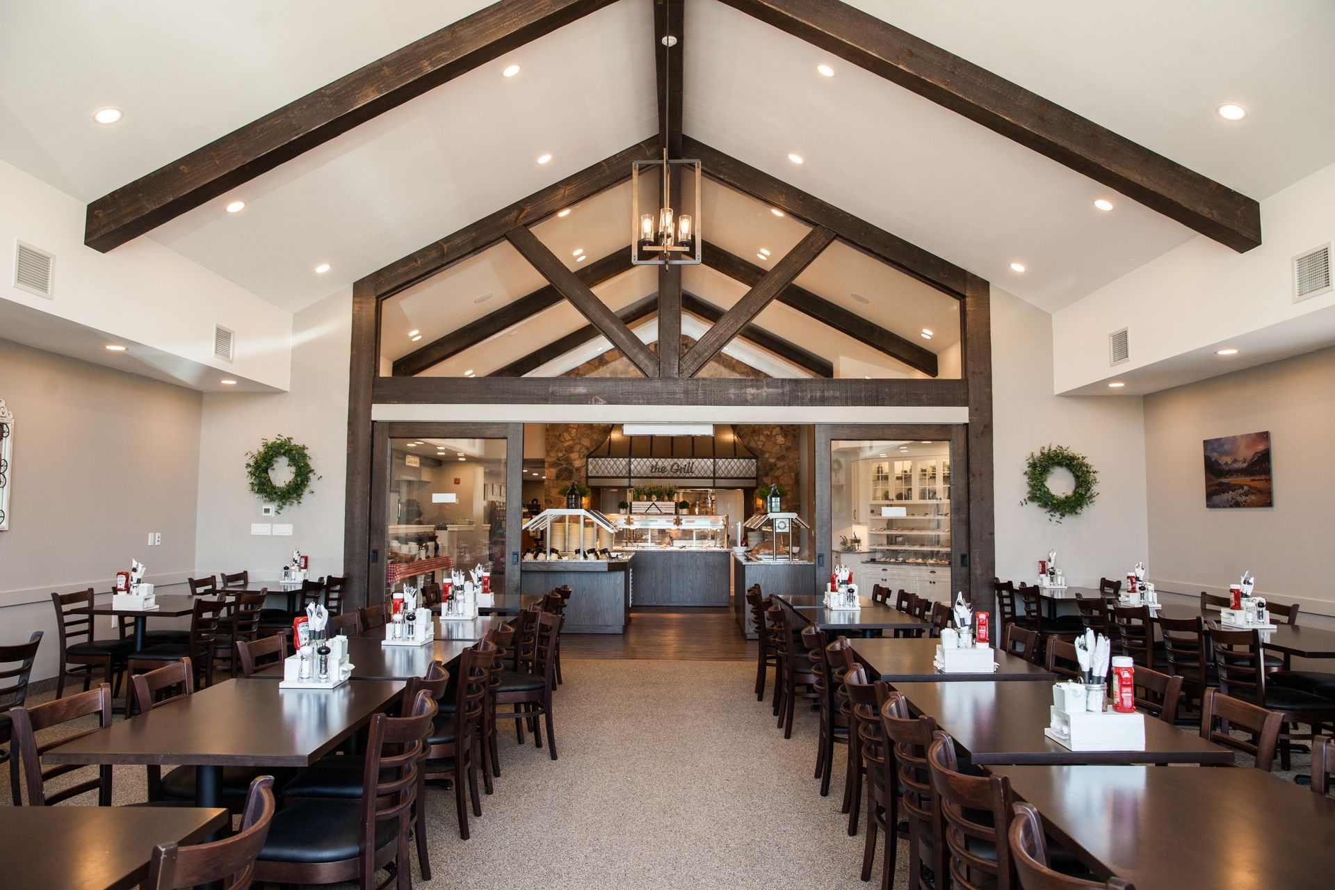 A large dining room with lots of tables and chairs