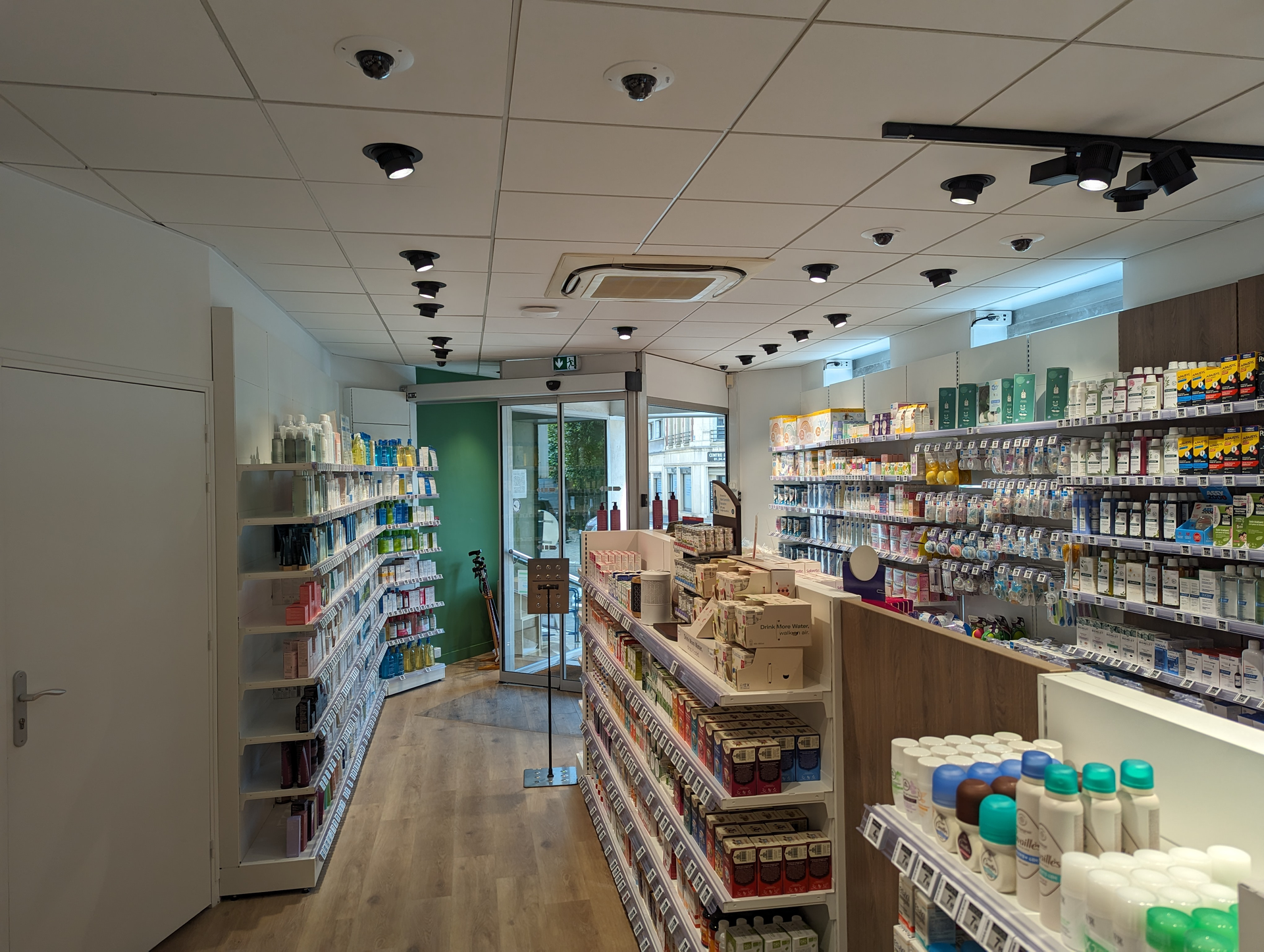 L'intérieur d'une pharmacie remplie de nombreuses étagères et de produits.
