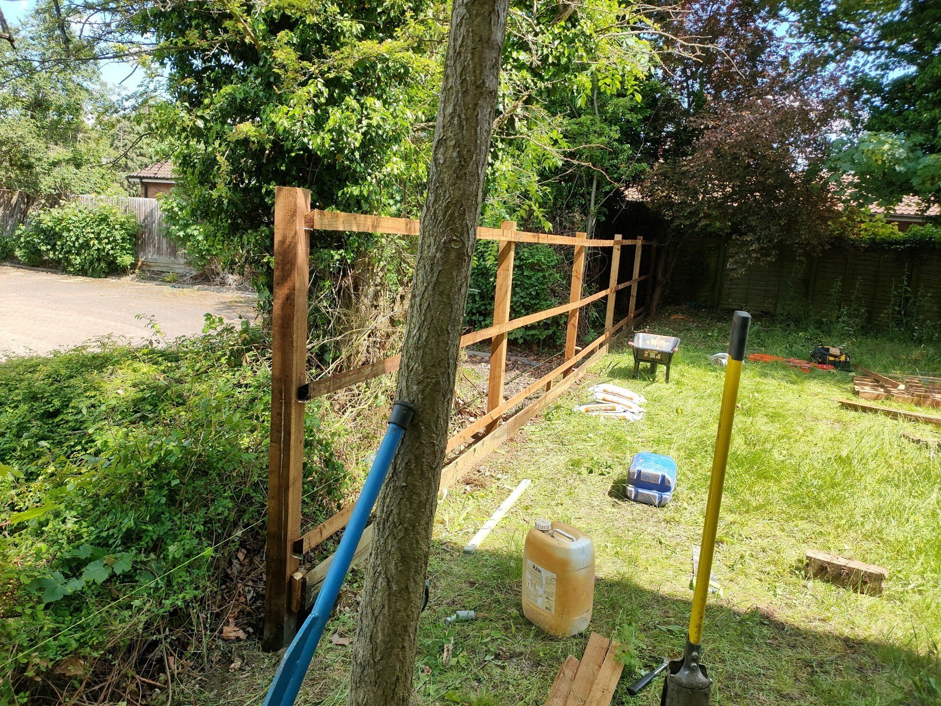 Finished frame structure for feather edge wooden fence