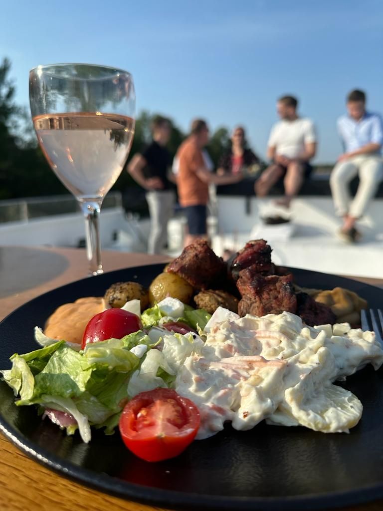 Grillauspurjehdus tapahtuma joko moottori tai purjeveneellä