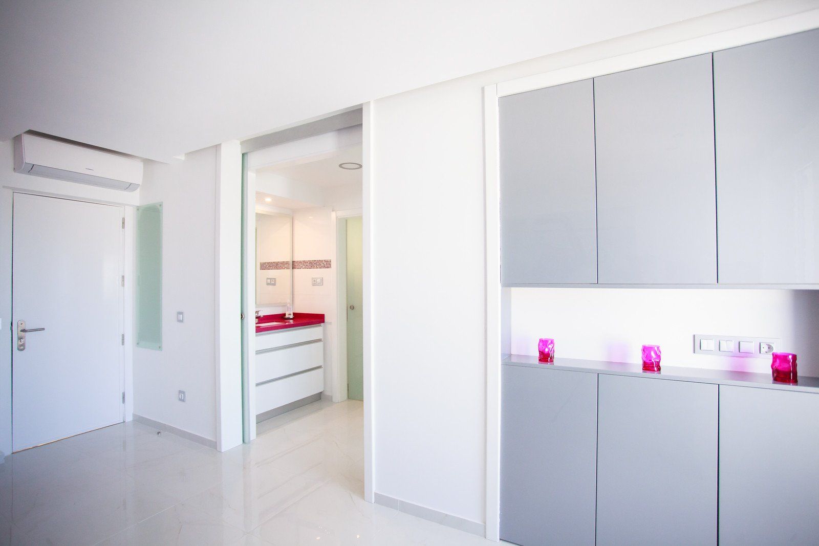 Ein Wohnzimmer mit einer Glasschiebetür, die zur Küche führt.