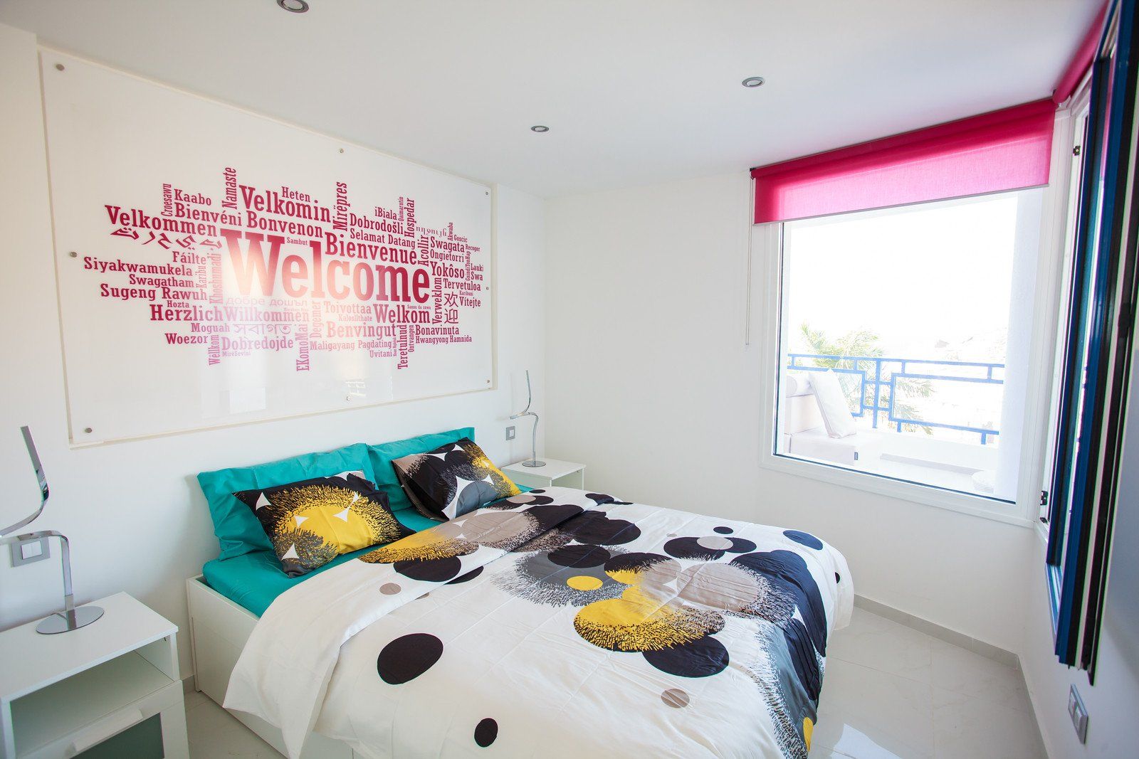 Ein Schlafzimmer mit einem Bett und einem Willkommensschild an der Wand