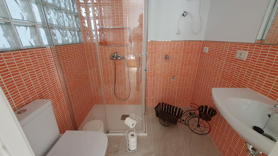 Ein Badezimmer mit Toilette, Waschbecken und Dusche.