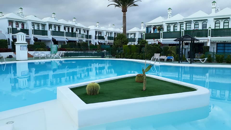 In der Mitte des Pools befindet sich eine kleine Insel.