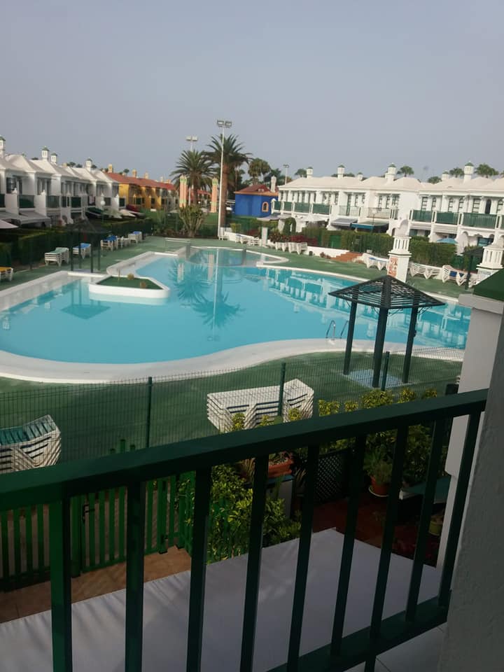 Blick vom Balkon auf einen großen Swimmingpool