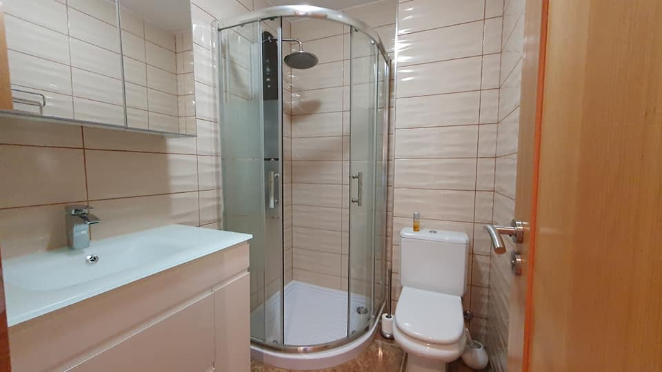 Ein Badezimmer mit Toilette, Waschbecken und Duschkabine.