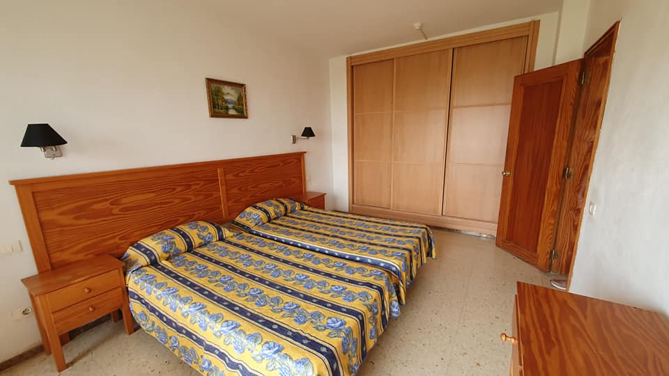 Ein Hotelzimmer mit zwei Betten und einer Kommode