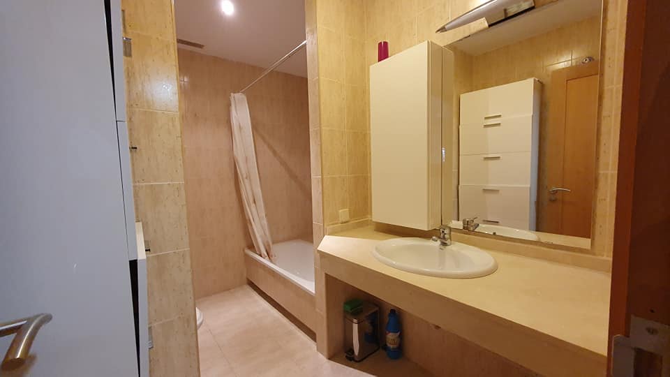 Ein Badezimmer mit Waschbecken, Spiegel und Dusche.