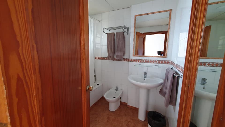 Ein Badezimmer mit Waschbecken, Toilette und Spiegel.