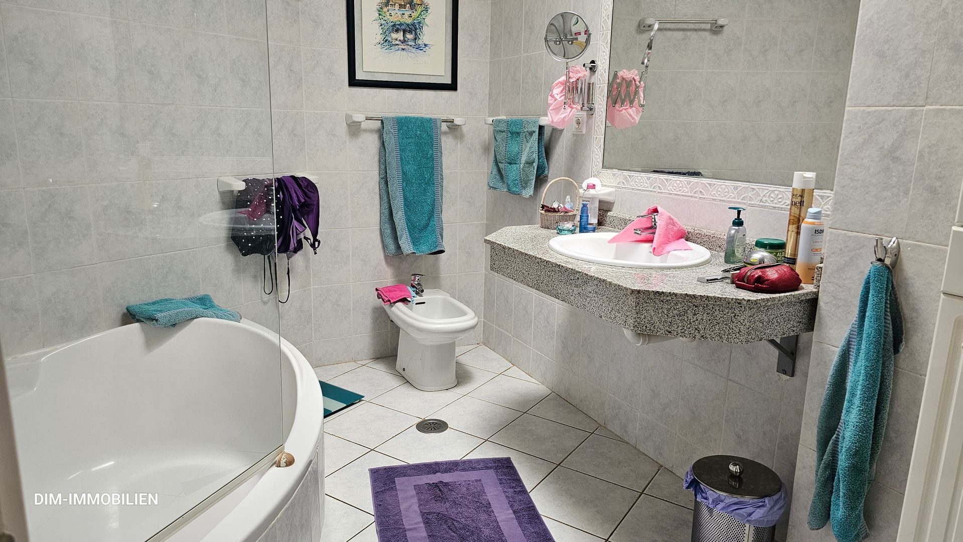 Ein Badezimmer mit Badewanne, Waschbecken, Toilette und Spiegel.