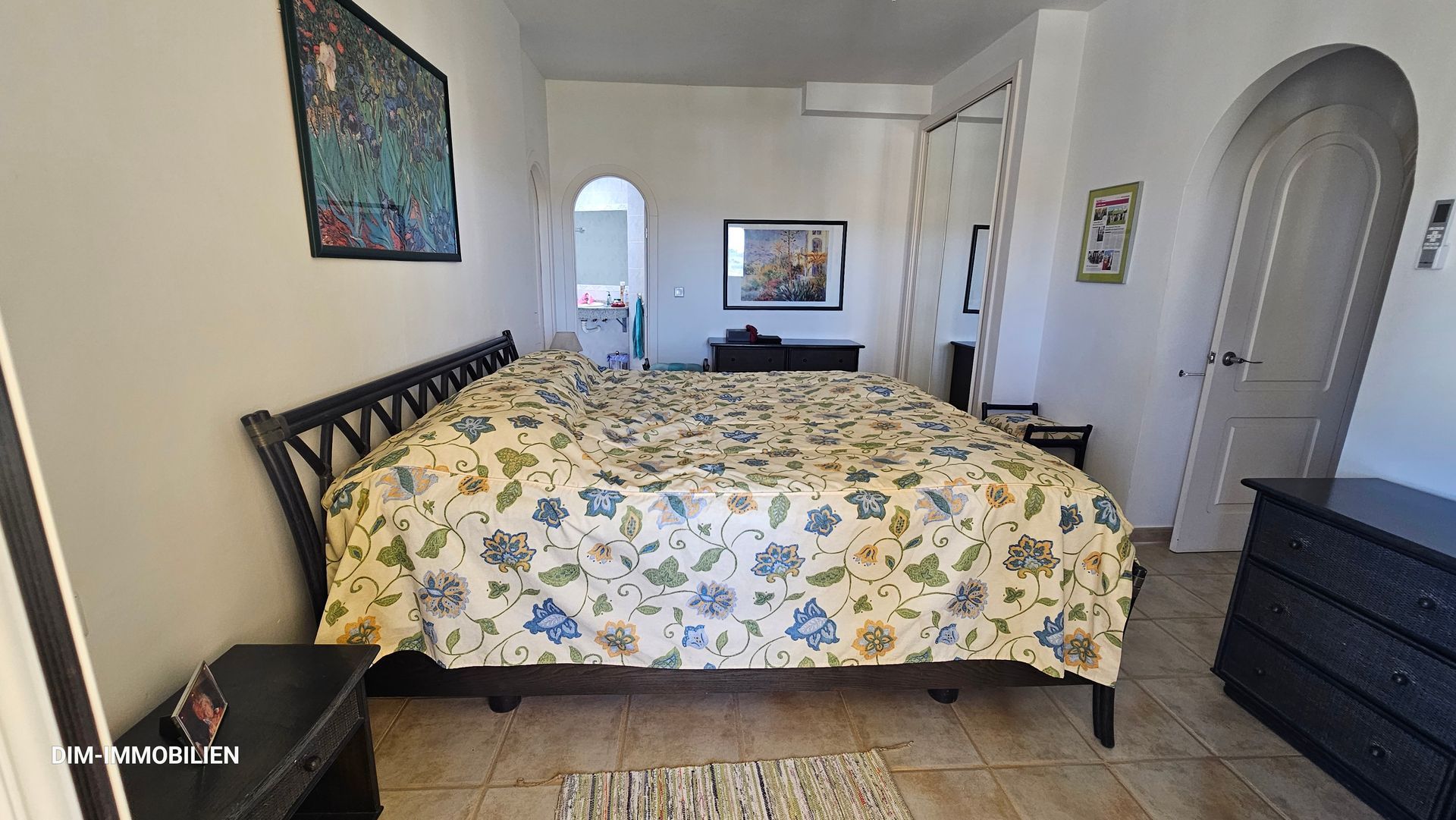 Ein Schlafzimmer mit großem Bett und Kommode
