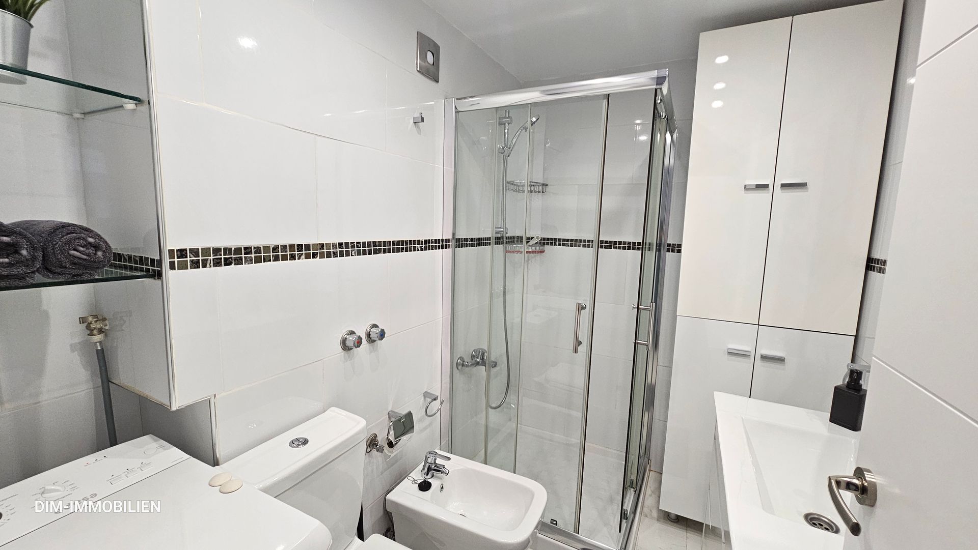 Ein Badezimmer mit Toilette, Waschbecken und Dusche.