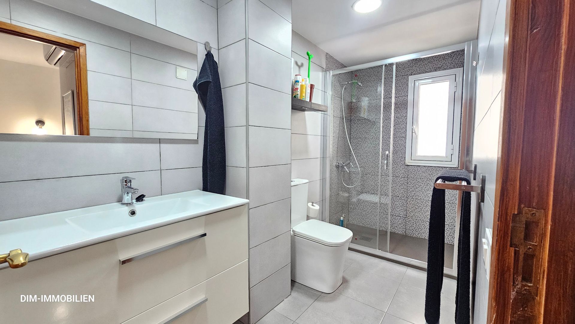Ein Badezimmer mit Waschbecken, Toilette und Dusche.