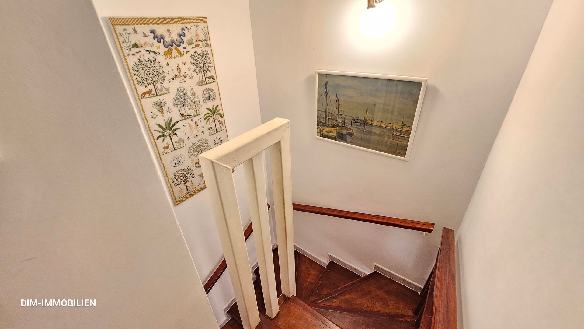 Eine Treppe mit einem Bild an der Wand darüber.