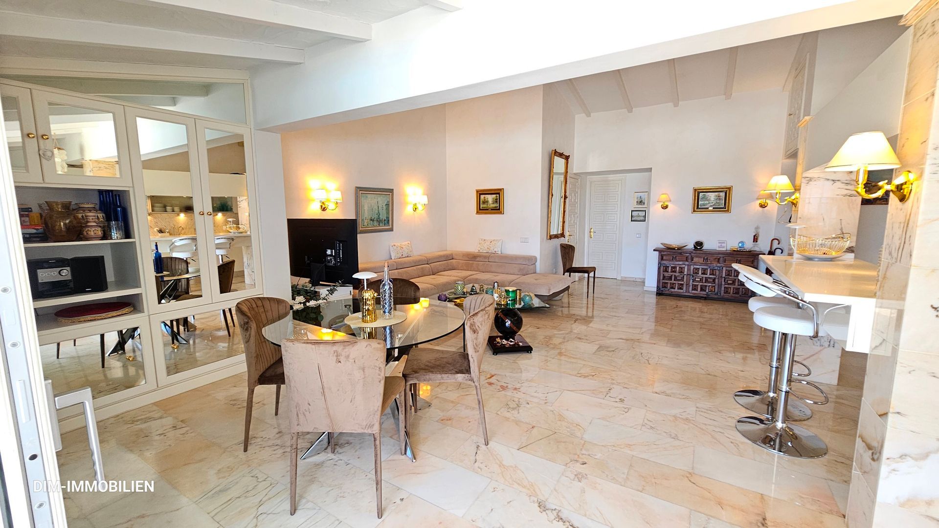 Ein Wohnzimmer mit einem Tisch und Stühlen