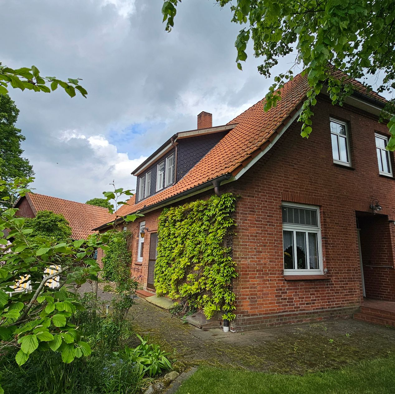 Ein Haus mit Balkon und Bergen im Hintergrund