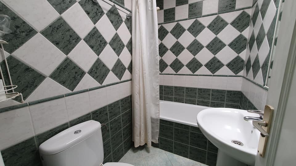 Ein Badezimmer mit Toilette, Waschbecken und Badewanne.