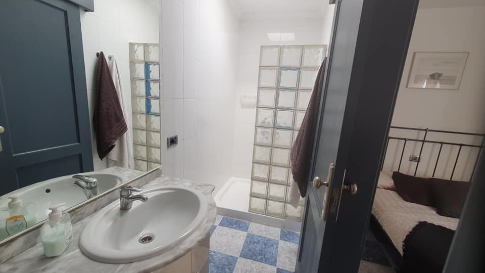 Ein Badezimmer mit Waschbecken, Spiegel und Dusche.