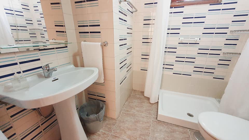 Ein Badezimmer mit Waschbecken, Toilette und Dusche.