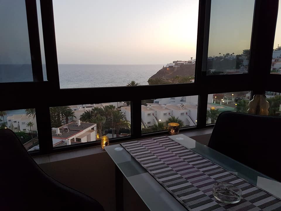 Ein Esstisch mit Blick auf das Meer