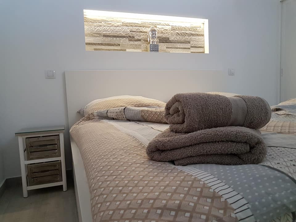 Ein Bett mit zwei darauf gestapelten Handtüchern