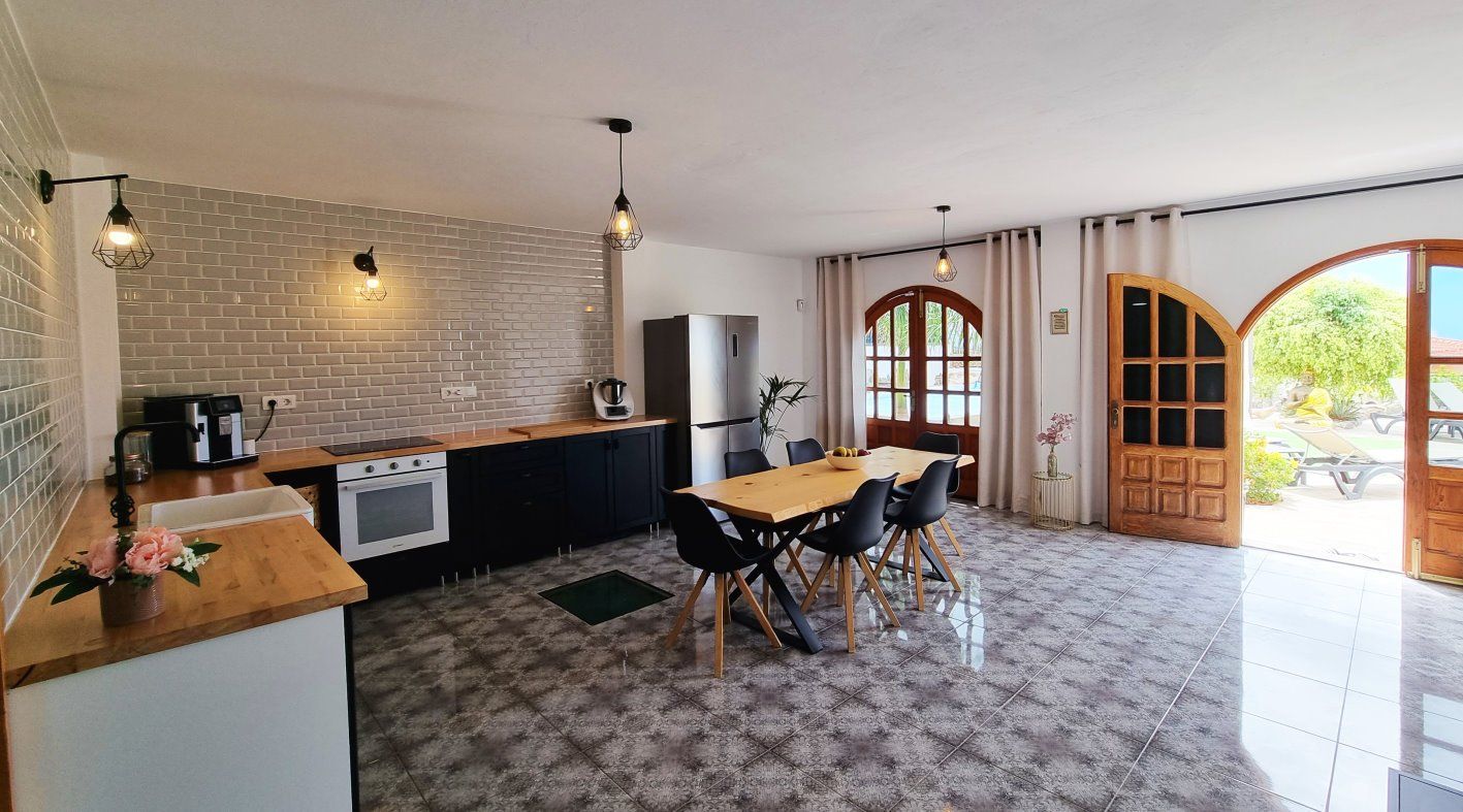 Eine Küche und ein Esszimmer in einem Haus mit einem Tisch und Stühlen.