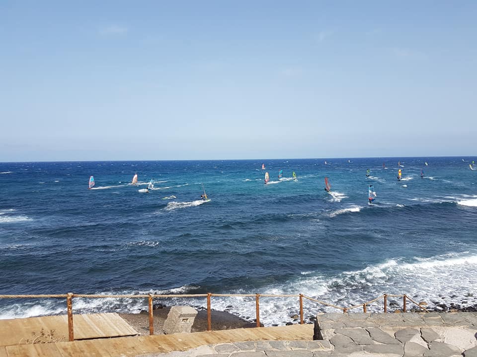 Eine Gruppe von Leuten windsurft im Meer.