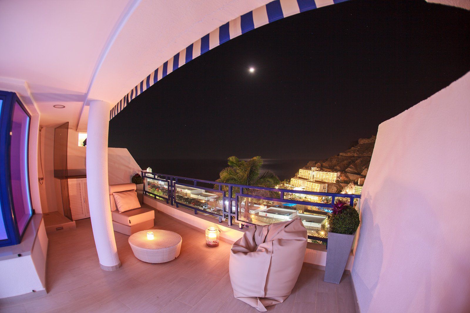 Ein Balkon mit Blick auf das Meer bei Nacht