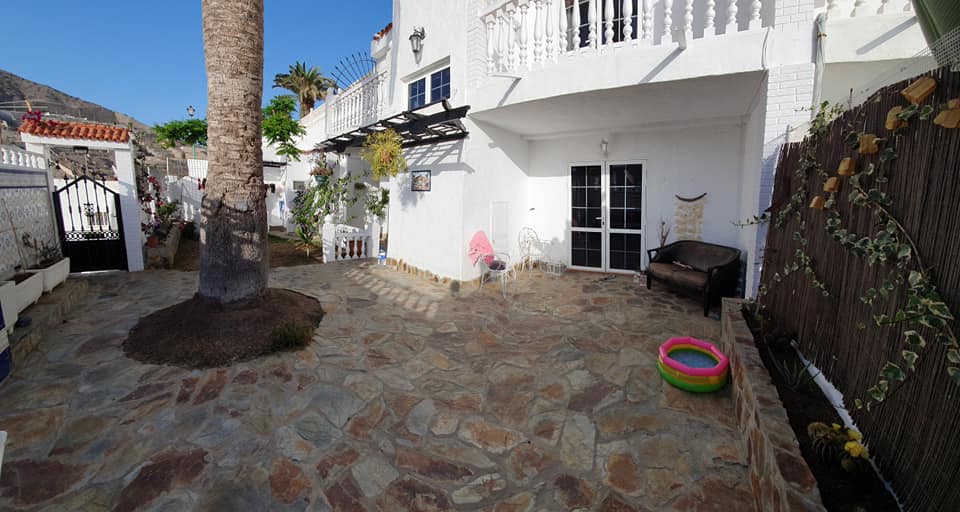 Im Hinterhof eines Hauses gibt es einen Pool.