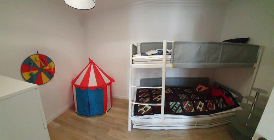 Ein Schlafzimmer mit einem Etagenbett und einem Zelt.