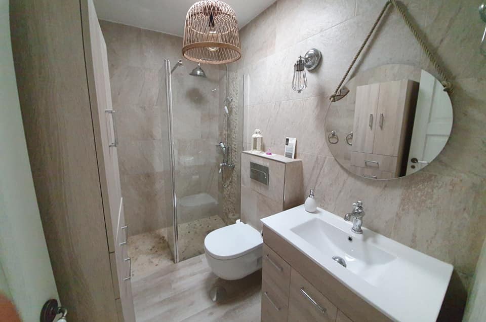 Ein Badezimmer mit Toilette, Waschbecken und Dusche.