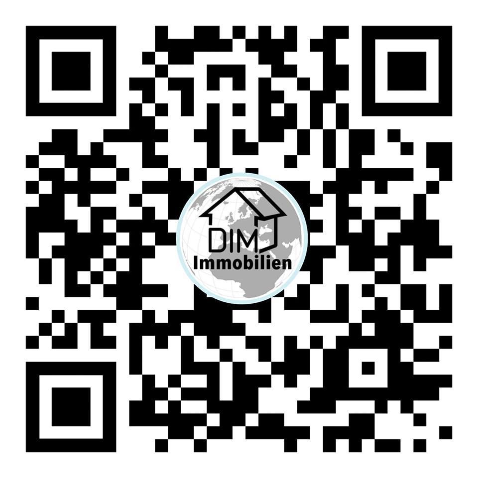 Ein dunkler Immobilien-QR-Code mit einer Lupe auf weißem Hintergrund.