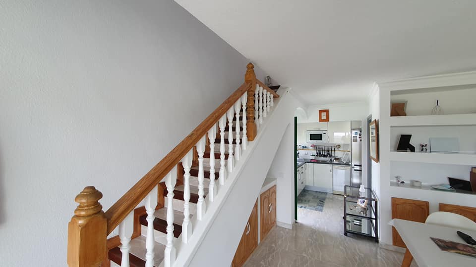 Eine Treppe, die in den zweiten Stock eines Hauses führt