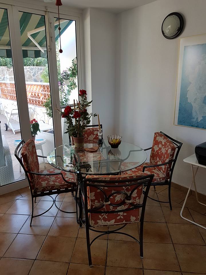 Ein Esszimmer mit Glastisch und Stühlen