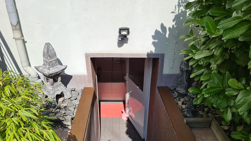Eine Luftaufnahme einer Tür, die in einen Keller führt.