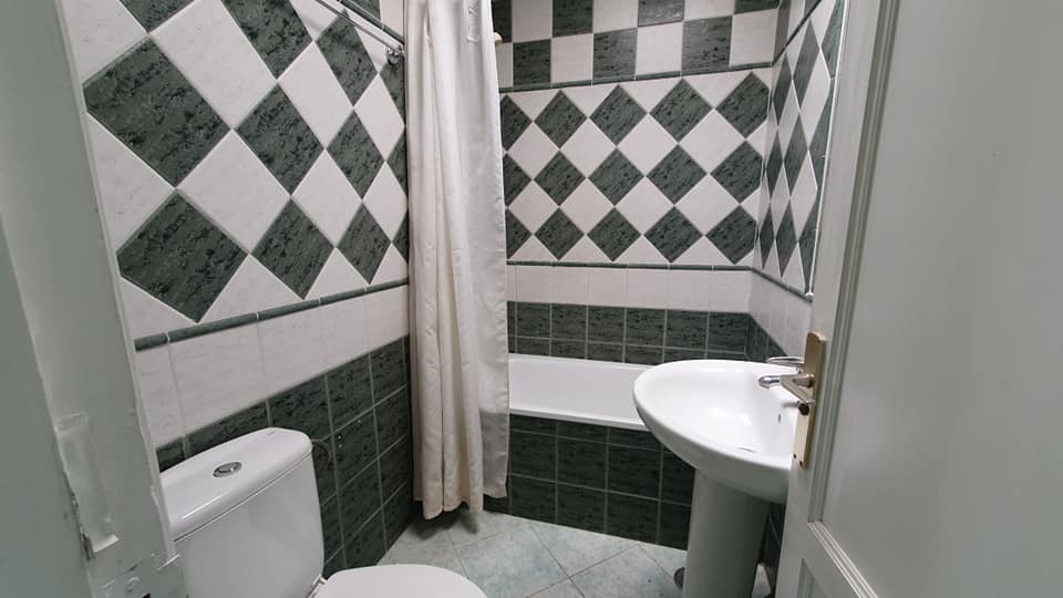 Ein Badezimmer mit Toilette, Waschbecken und Badewanne.