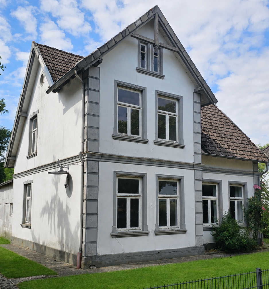 Ein Haus mit Balkon und Bergen im Hintergrund