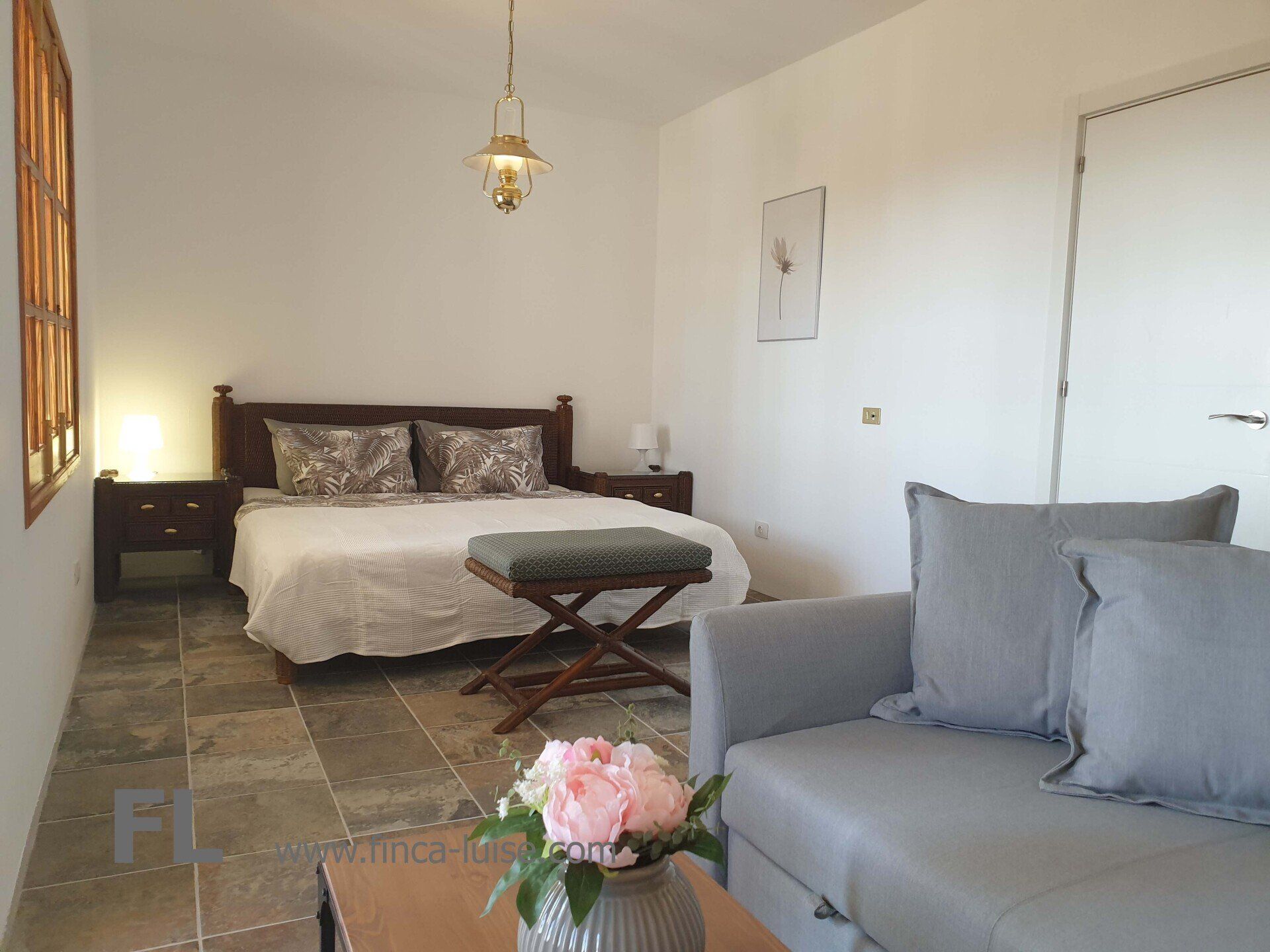 Ein Schlafzimmer mit einem Bett und einer Couch darin