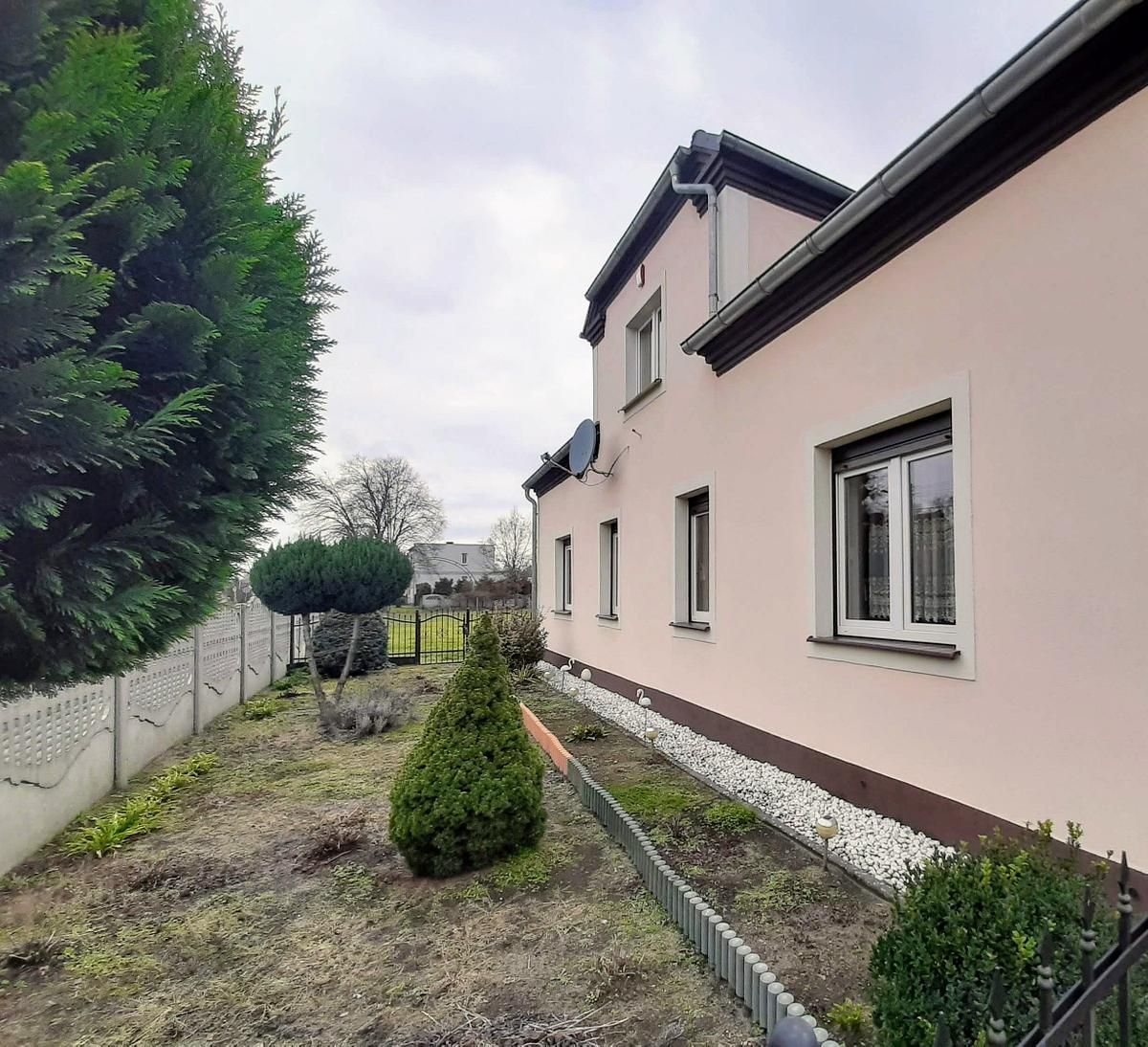 Ein Haus mit vielen Fenstern und einem Zaun darum