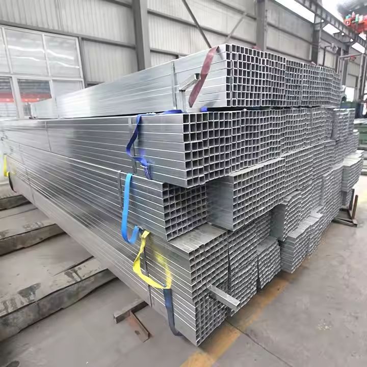 Una bomba de hormigón está vertiendo hormigón en una obra en construcción.