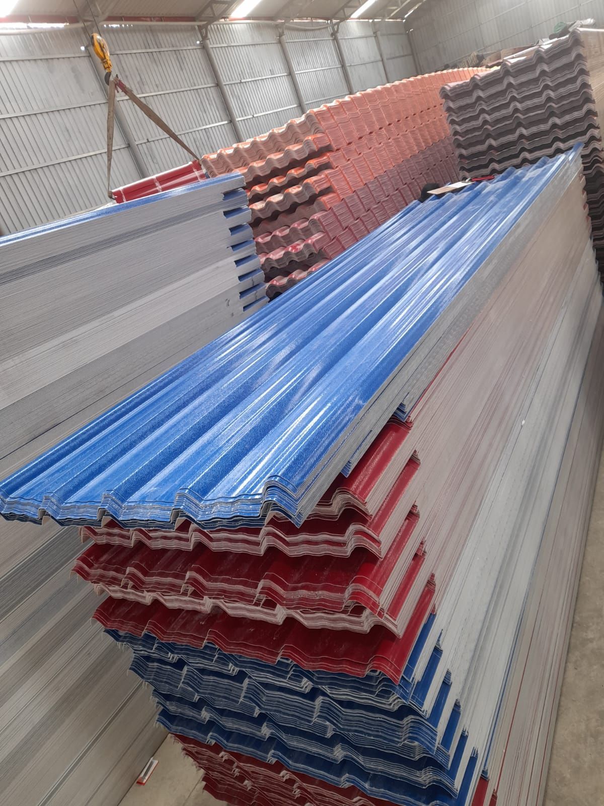 Un almacén lleno de muchas piezas de metal apiladas una encima de otra.