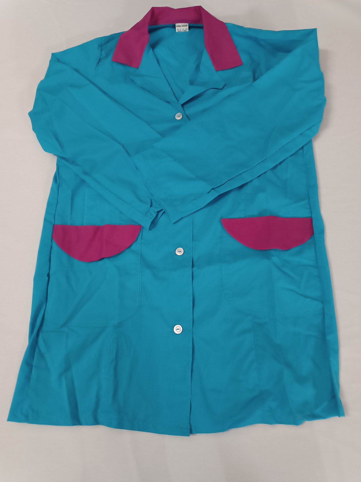 Un cappotto blu con colletto e tasche rosa