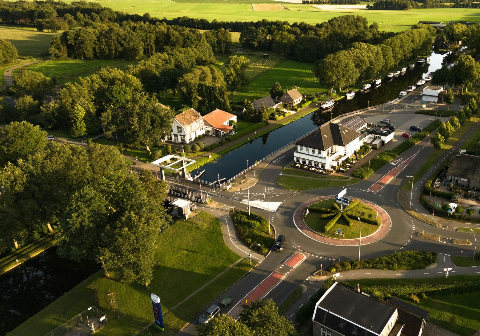 Fontein met continu stromend water, symbool voor energie en patronen die blijven circuleren